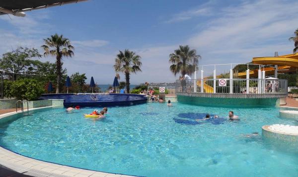 Poolbereich im Pamfilya