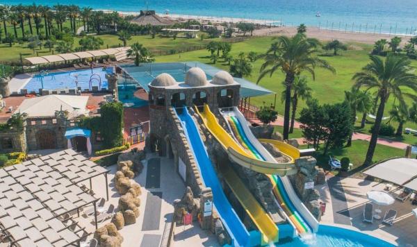 Aquapark mit Wasserrutschen