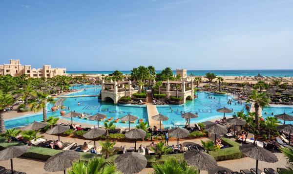 Großzügige Poollandschaft