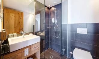 Alpenrose Zürs Double Room Economy Bad
