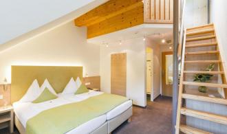 Hochkönig Familienzimmer mit Mansarde Schlafzimmer