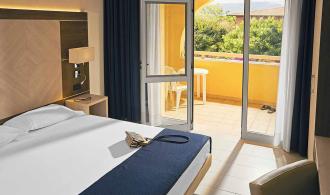 TML Calabria Double Room Schlafzimmer