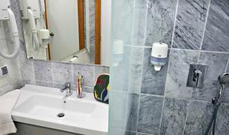 Africana Double Room Badezimmer