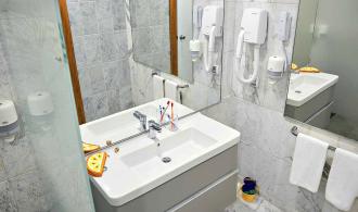 Africana Family-/Double Room with Connecting Door Badezimmer