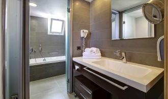 Marmari Palace Single with Child Room Type 2 Wanne