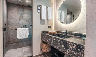 Naga Bay Swim-up Doppelzimmer Badezimmer