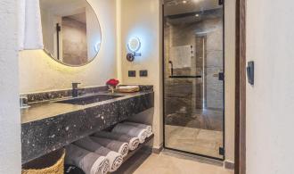 Naga Bay Familienzimmer mit Meerblick Badezimmer