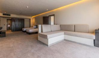 Naga Bay Swim-up-Familiensuite Wohnbereich