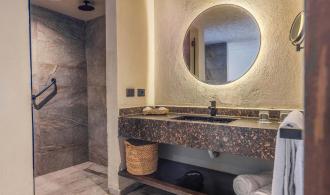 Naga Bay Swim-up-Familiensuite Badezimmer