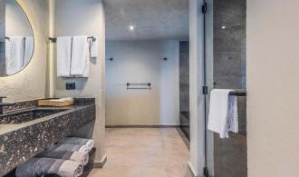 Naga Bay Swim-up-Juniorsuite Badezimmer