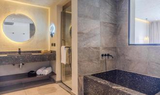 Naga Bay Swim-up-Juniorsuite mit Meerblick Badezimmer