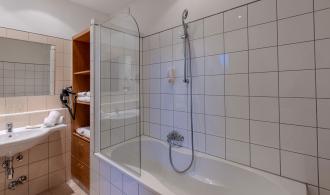 Familienzimmer mit/ohne Mansarde Schlanitzen Alm Bad