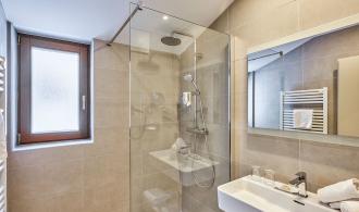 Familien-/Dreibettzimmer Schlanitzen Alm Bad