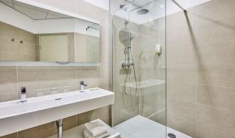 Familien-/Dreibettzimmer Turm Schlanitzen Alm Bad