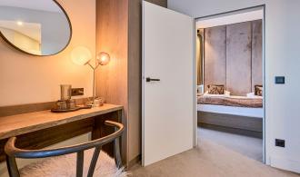 Familien-/Dreibettzimmer Turm Schlanitzen Alm Tisch