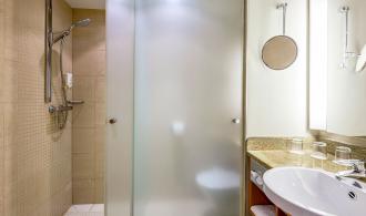 Familienzimmer Verbindungstür Schlanitzen Alm Bad