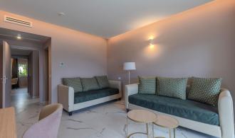 Rocca Nettuno Juniorsuite Gartenblick Wohnzimmer