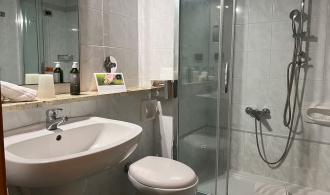 Rocca Nettuno Doppelzimmer Landseite Badezimmer