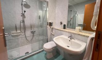 Rocca Nettuno Doppelzimmer Gartenseite Badezimmer