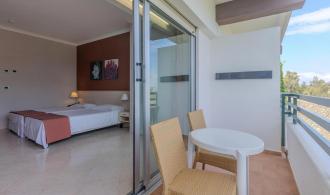 Rocca Nettuno Doppelzimmer Gartenseite Balkon